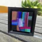 Petit tableau abstrait aux pastels à l'huile Sennelier (5x5cm, support 3D 7x7cm). Des bibelots décoratifs colorés pour une touche d'art chez vous. Collectionnez-les !