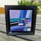 Découvrez ces micro-tableaux abstraits, réalisées aux pastels à l'huile Sennelier. Chaque œuvre miniature de 5x5cm (7x7cm avec son support imprimé en 3D) est un charmant bibelot décoratif, parfait pour apporter touche colorée chez vous. Collectionnez les !