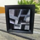 Découvrez ces micro-tableaux abstraits, réalisées aux pastels à l'huile Sennelier. Chaque œuvre miniature de 5x5cm (7x7cm avec son support imprimé en 3D) est un charmant bibelot décoratif, parfait pour apporter touche colorée chez vous. Collectionnez les !