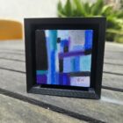 Découvrez ces micro-tableaux abstraits, réalisées aux pastels à l'huile Sennelier. Chaque œuvre miniature de 5x5cm (7x7cm avec son support imprimé en 3D) est un charmant bibelot décoratif, parfait pour apporter touche colorée chez vous. Collectionnez les !