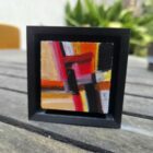 Découvrez ces micro-tableaux abstraits, réalisées aux pastels à l'huile Sennelier. Chaque œuvre miniature de 5x5cm (7x7cm avec son support imprimé en 3D) est un charmant bibelot décoratif, parfait pour apporter touche colorée chez vous. Collectionnez les !