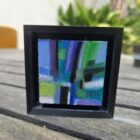 Découvrez ces micro-tableaux abstraits, réalisées aux pastels à l'huile Sennelier. Chaque œuvre miniature de 5x5cm (7x7cm avec son support imprimé en 3D) est un charmant bibelot décoratif, parfait pour apporter touche colorée chez vous. Collectionnez les !
