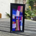 Découvrez ces micro-tableaux abstraits, réalisées aux pastels à l'huile Sennelier. Chaque œuvre miniature de 5x5cm (7x7cm avec son support imprimé en 3D) est un charmant bibelot décoratif, parfait pour apporter touche colorée chez vous. Collectionnez les !