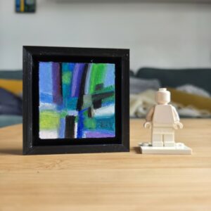 Découvrez ces micro-tableaux abstraits, réalisées aux pastels à l'huile Sennelier. Chaque œuvre miniature de 5x5cm (7x7cm avec son support imprimé en 3D) est un charmant bibelot décoratif, parfait pour apporter touche colorée chez vous. Collectionnez les !