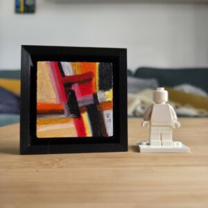 Découvrez ces micro-tableaux abstraits, réalisées aux pastels à l'huile Sennelier. Chaque œuvre miniature de 5x5cm (7x7cm avec son support imprimé en 3D) est un charmant bibelot décoratif, parfait pour apporter touche colorée chez vous. Collectionnez les !